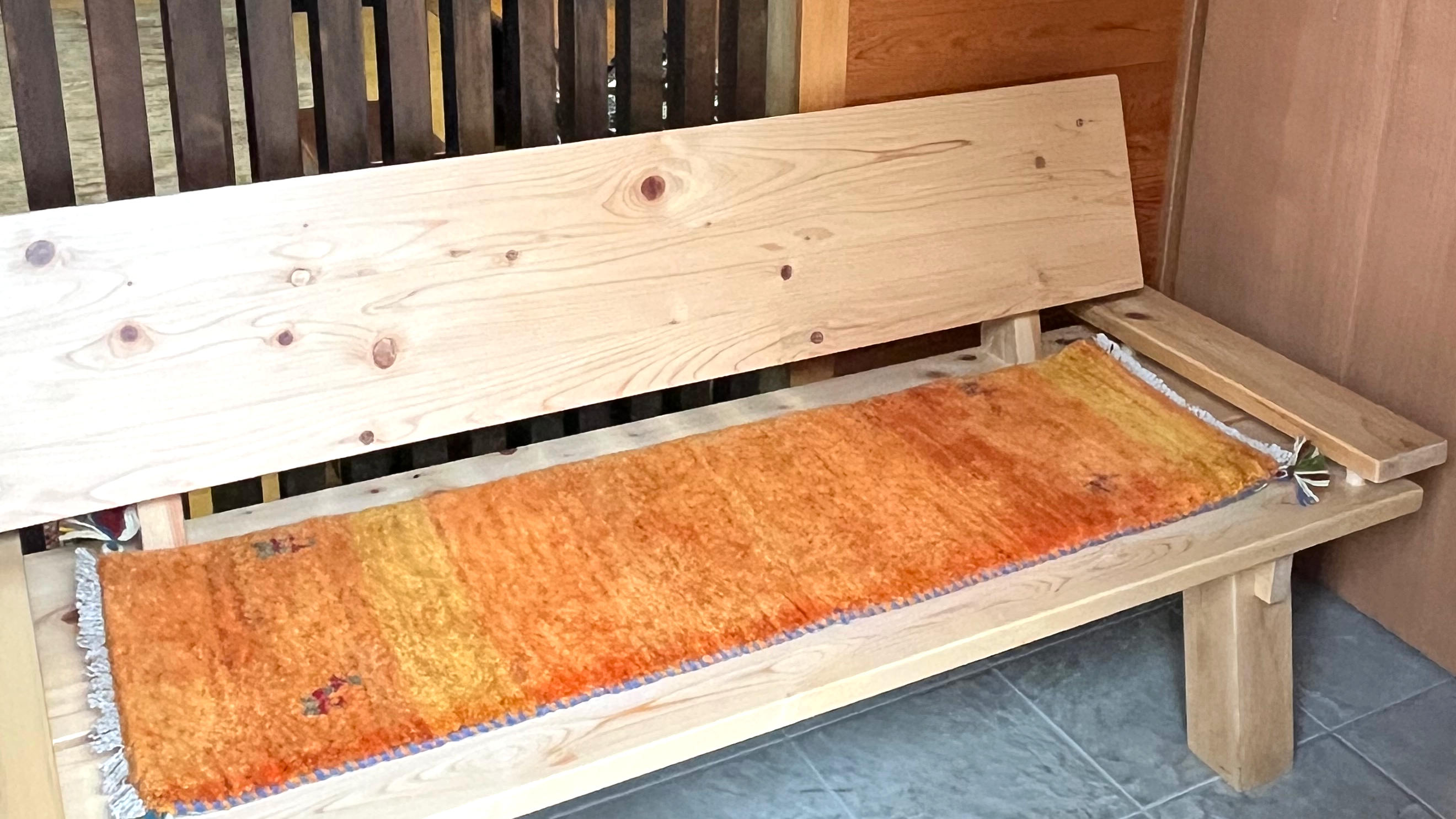 厚みとボリュームが気持ちのいいギャッベは、座布団にも最適。