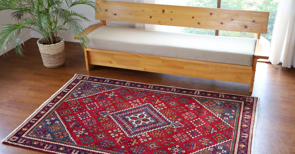 上品な見栄えとほどよい厚みを持つペルシャ絨毯はリビングをより上質な空間に格上げしてくれます。