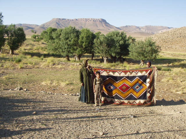 織りあがったキリムを誇らしそうに広げてみせてくれた遊牧民の家族