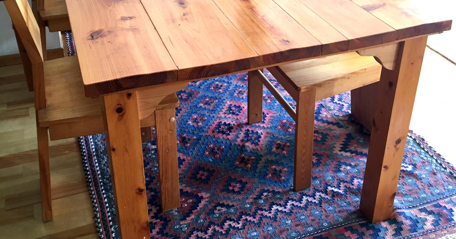 毛足のないキリムは摩耗に強く、椅子の足がひっかからないのでテーブルの下に向いています。