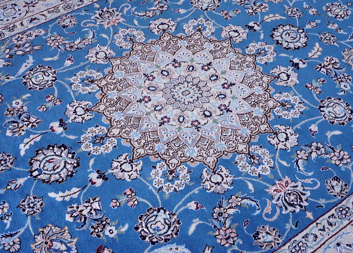 ペルシャ絨毯・ナイン産 リビングサイズ ウール、シルク混 水色×白